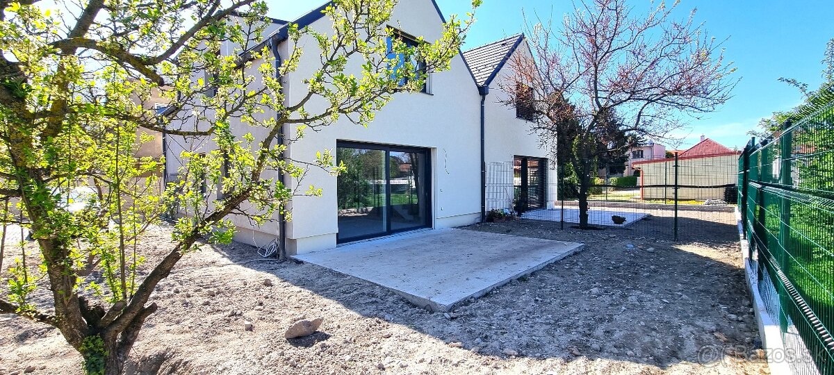 PRÁVE SKOLAUDOVANÝ 5i. RD 118m2 + ZÁHRADA + 2x PARKING / BA.