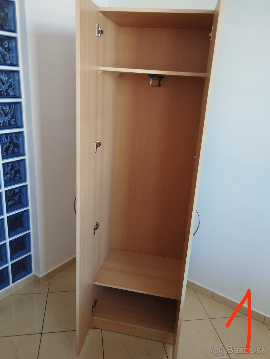 Starší firemný nábytok - rôzny