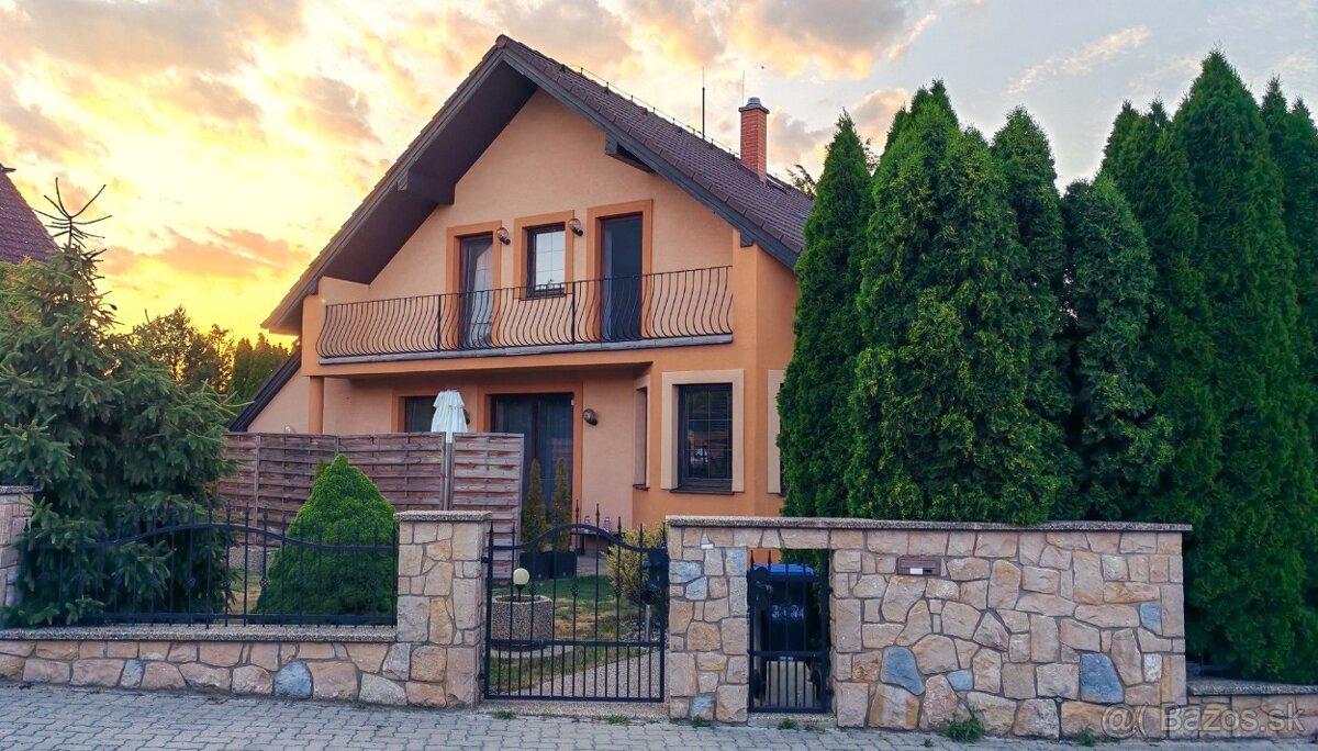 Štýlový dvojgeneračný 5-izb. dom, bazén, Trenčianska Turná