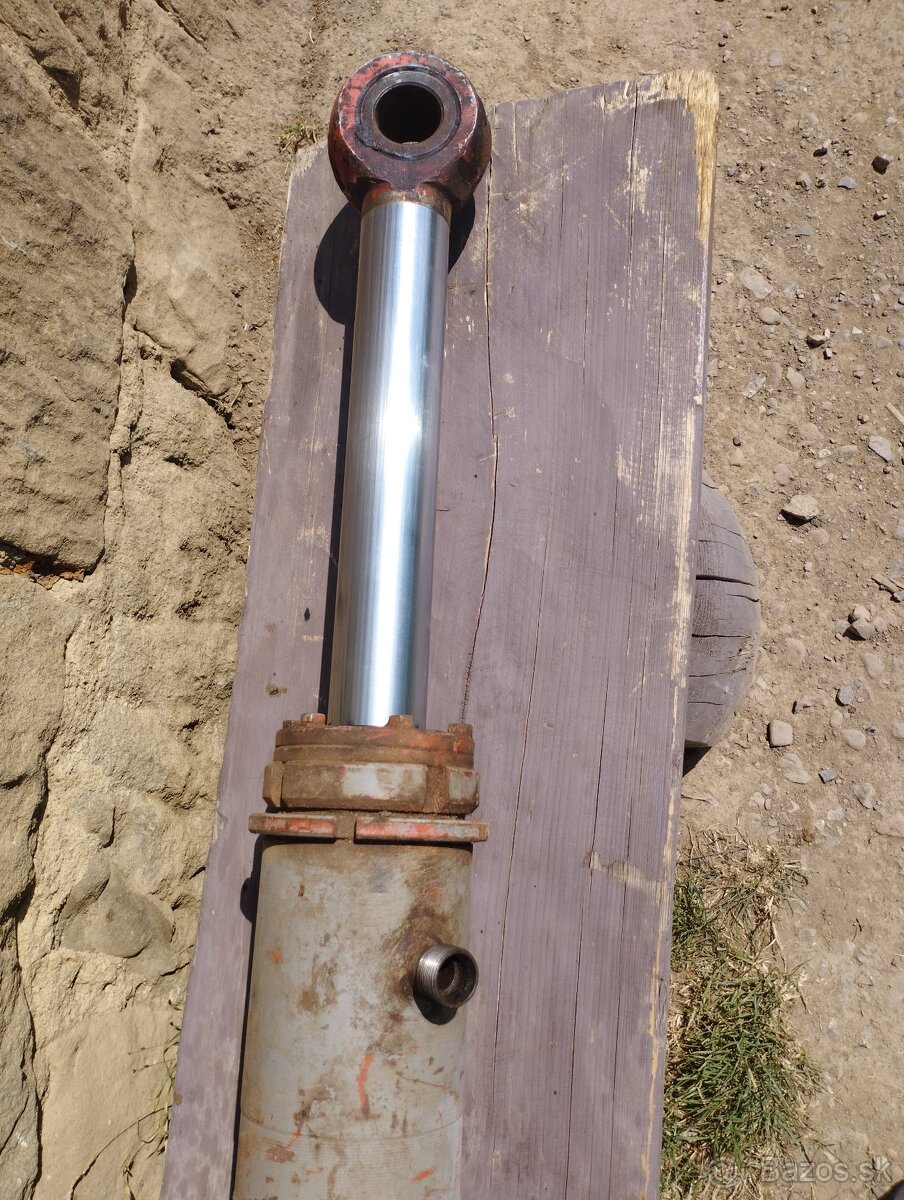 Hydraulický výsuvný piest