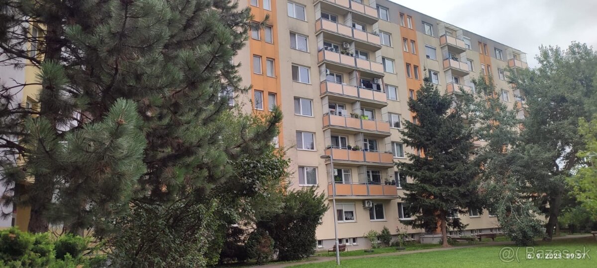 Priestranný 3-izbový byt s balkónom a výhľadom na Zobor – Ni