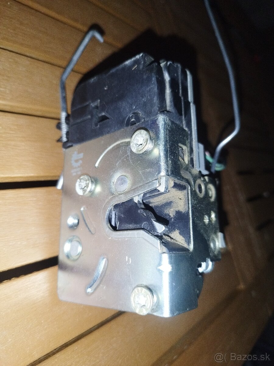 Ford Tranzit connect zámok ľavy predny