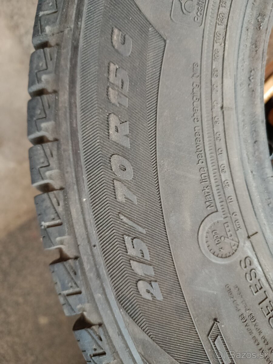 Predám zimne pneumatiky na dodávku  215/70 R 15