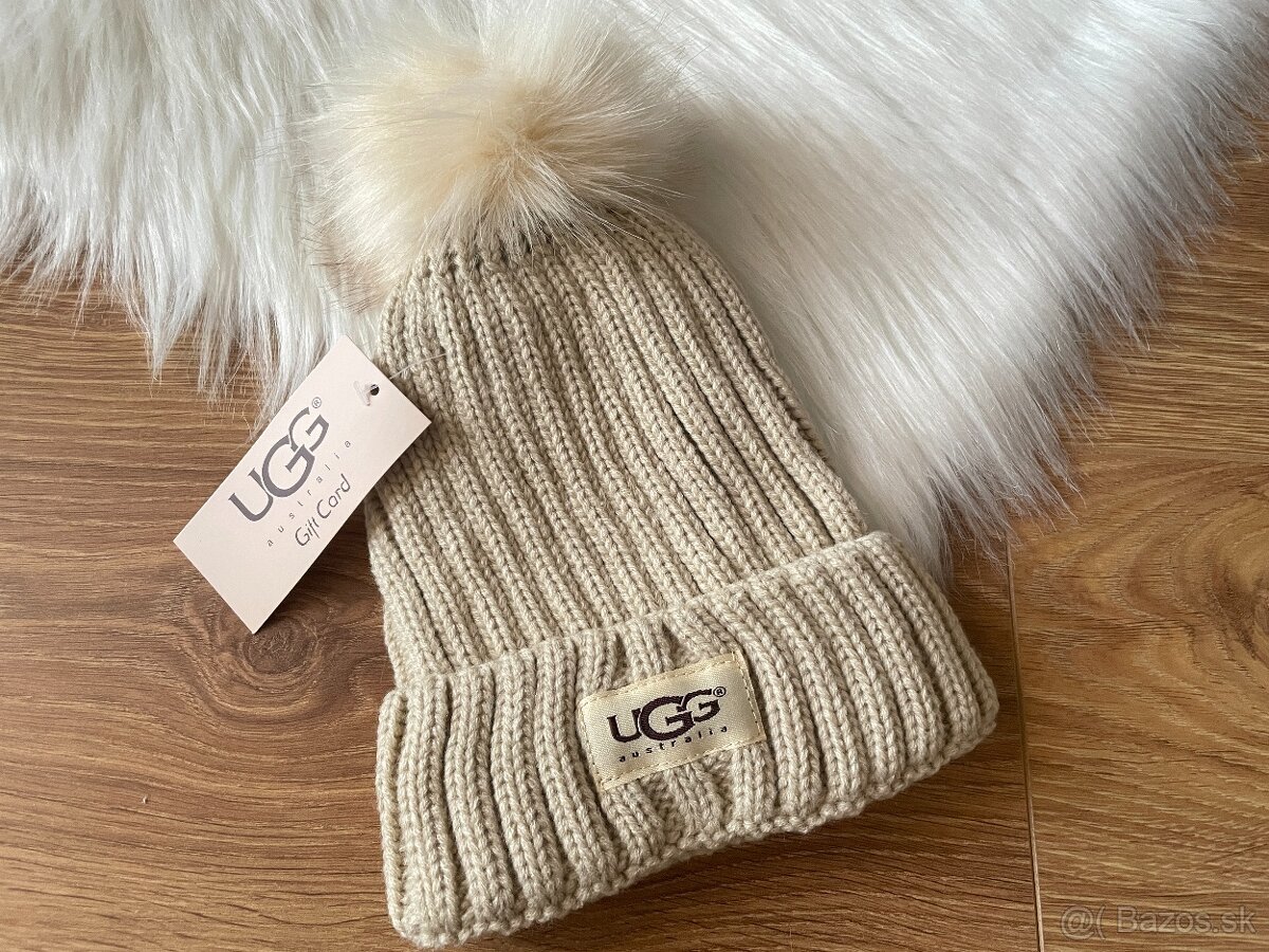 UGG čiapka s brmbolcom