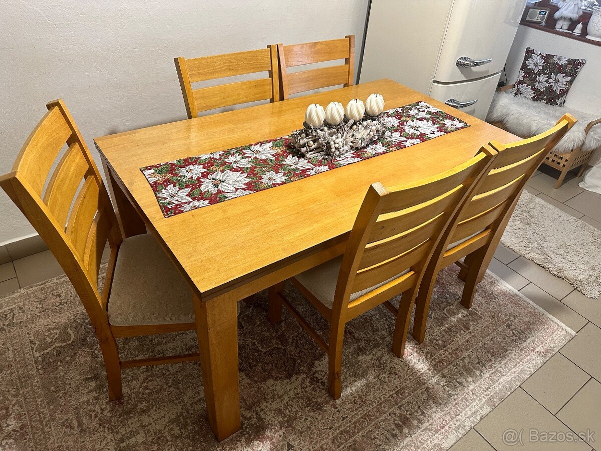 Jedálenský stôl so stoličkami