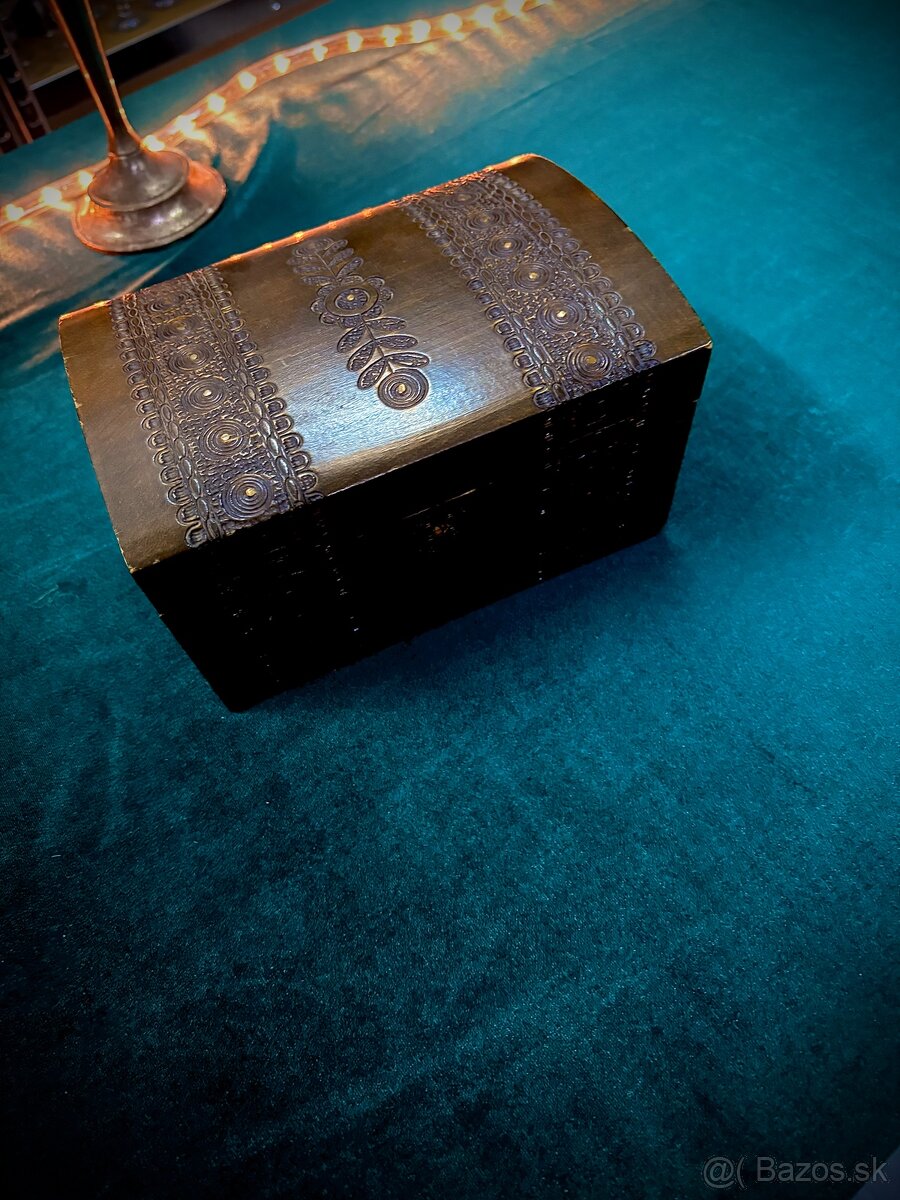 Drevená zdobená truhlička – krásny vintage kúsok