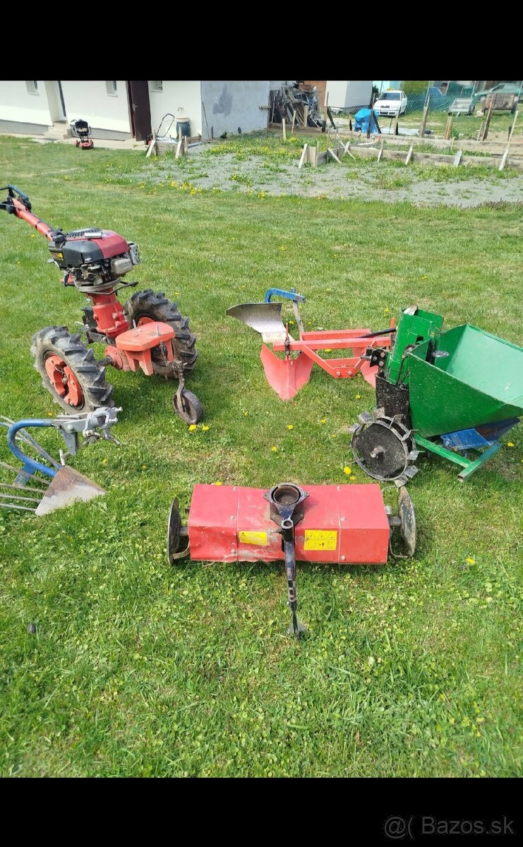 Malotraktor s motorom B&S + sada