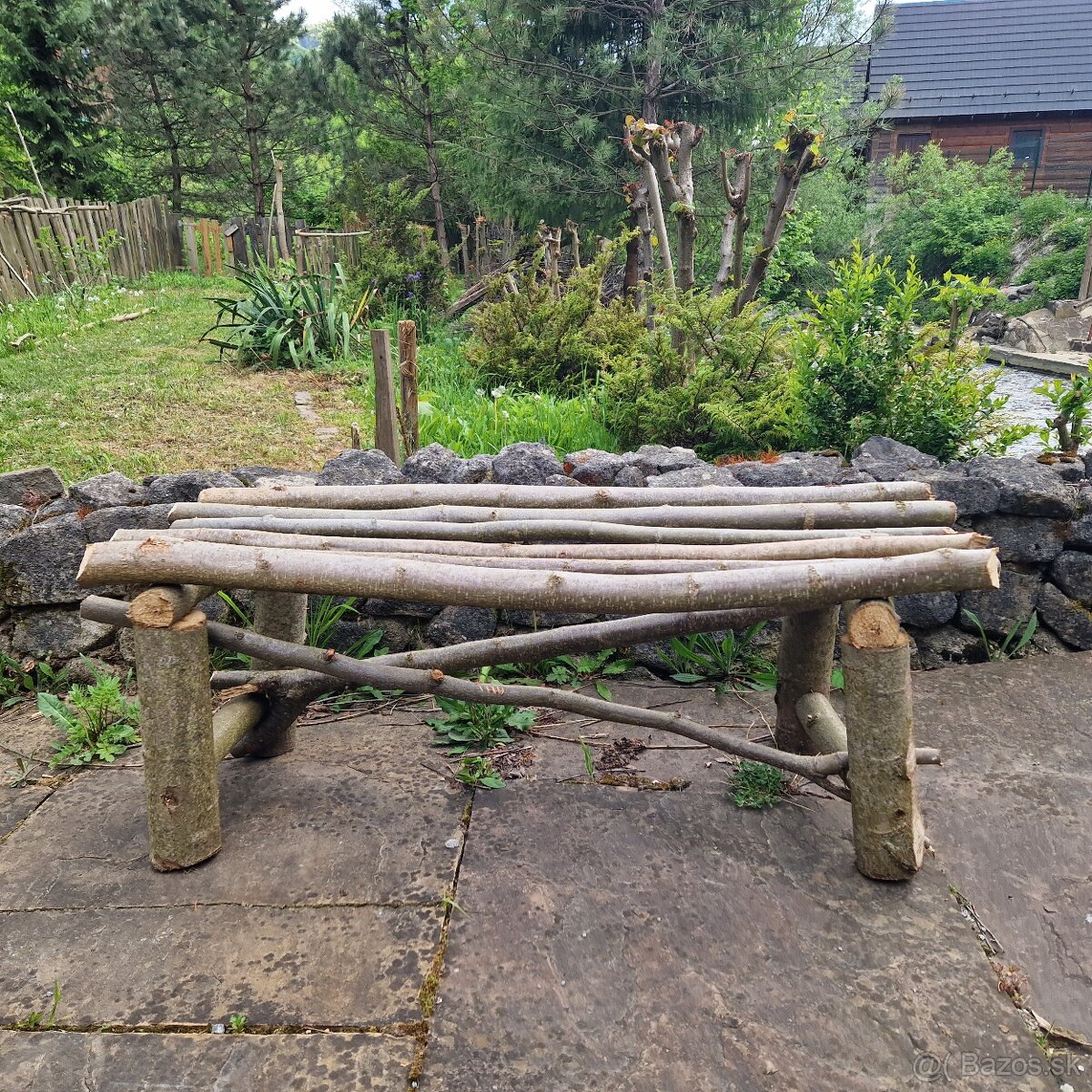 Záhradná lavička z liesky