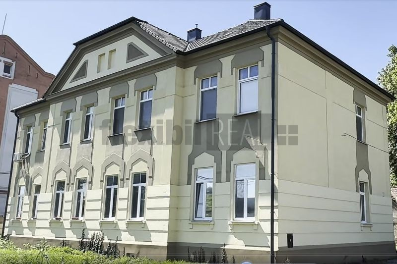 Veľkometrážny 2 izbový byt v historickom dome s pozemkom
