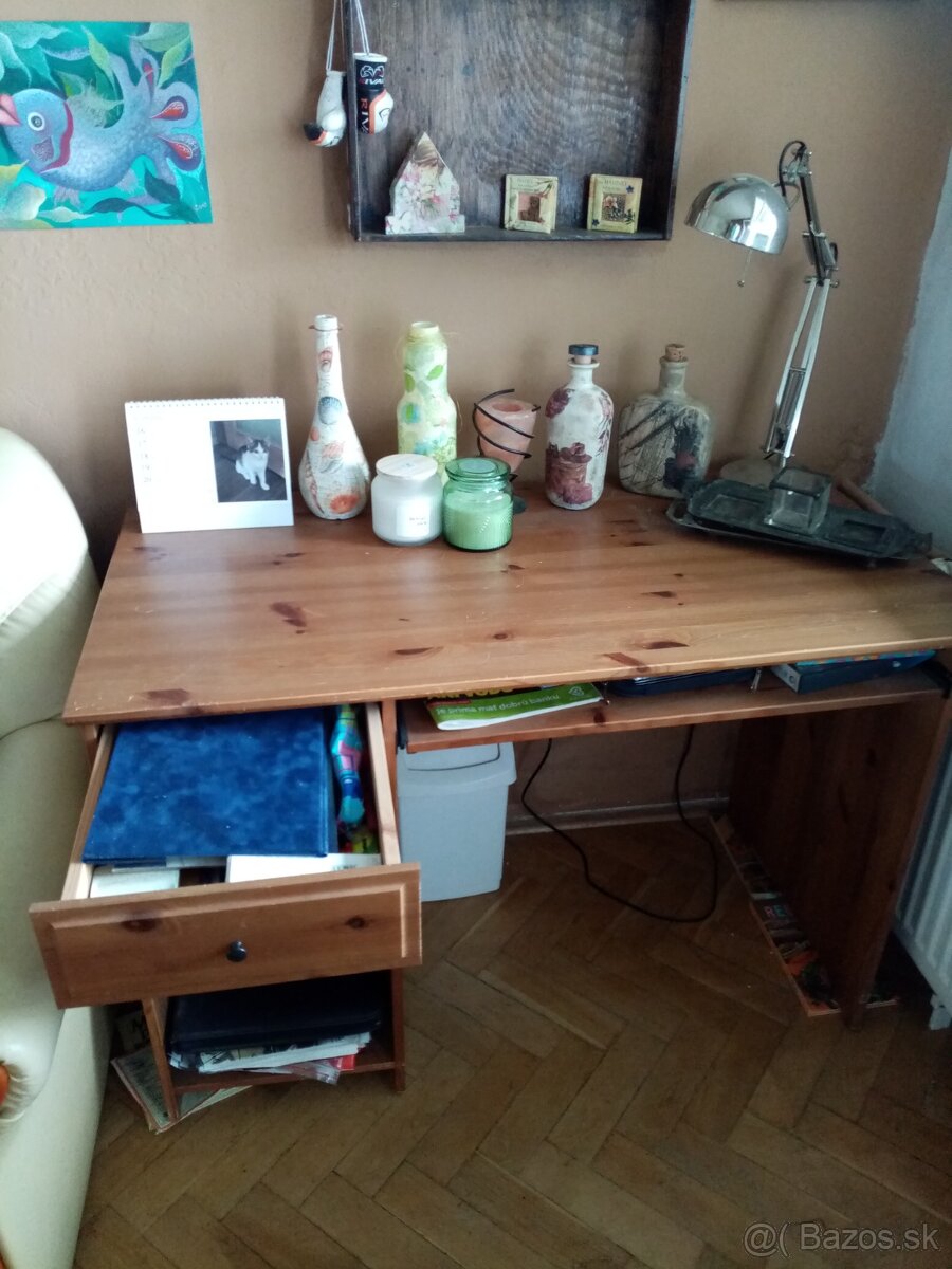 Predám rozťahovací gauč a písací stôl