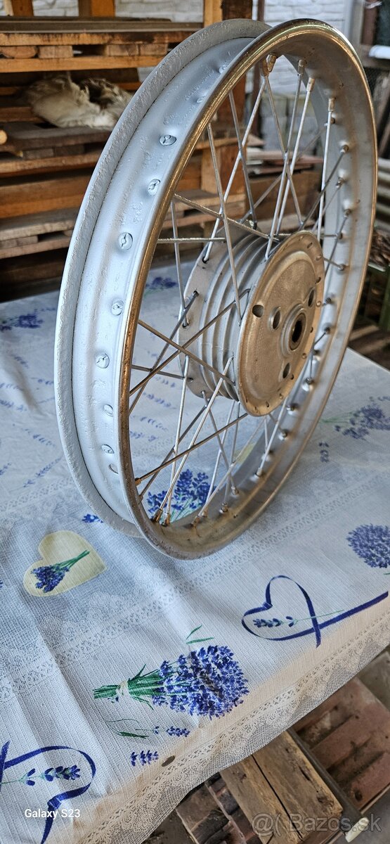 Jawa pionier kolesá.