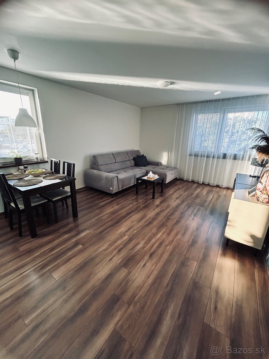 Na predaj moderný 2-izbový byt s loggiou, pivnicou a garážov