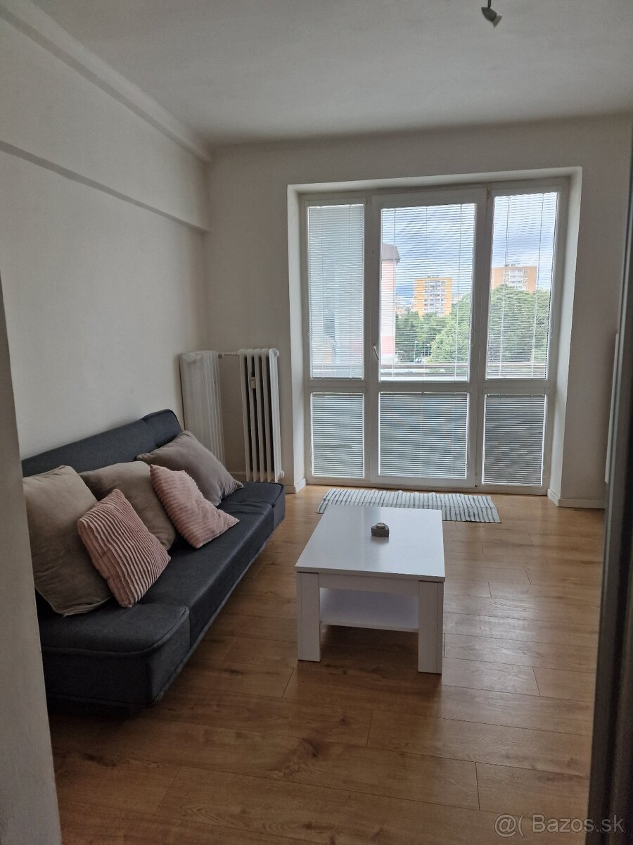PRIJEMNÝ 2IZB S BALKÓNOM V CENTRE PRI RADNICI