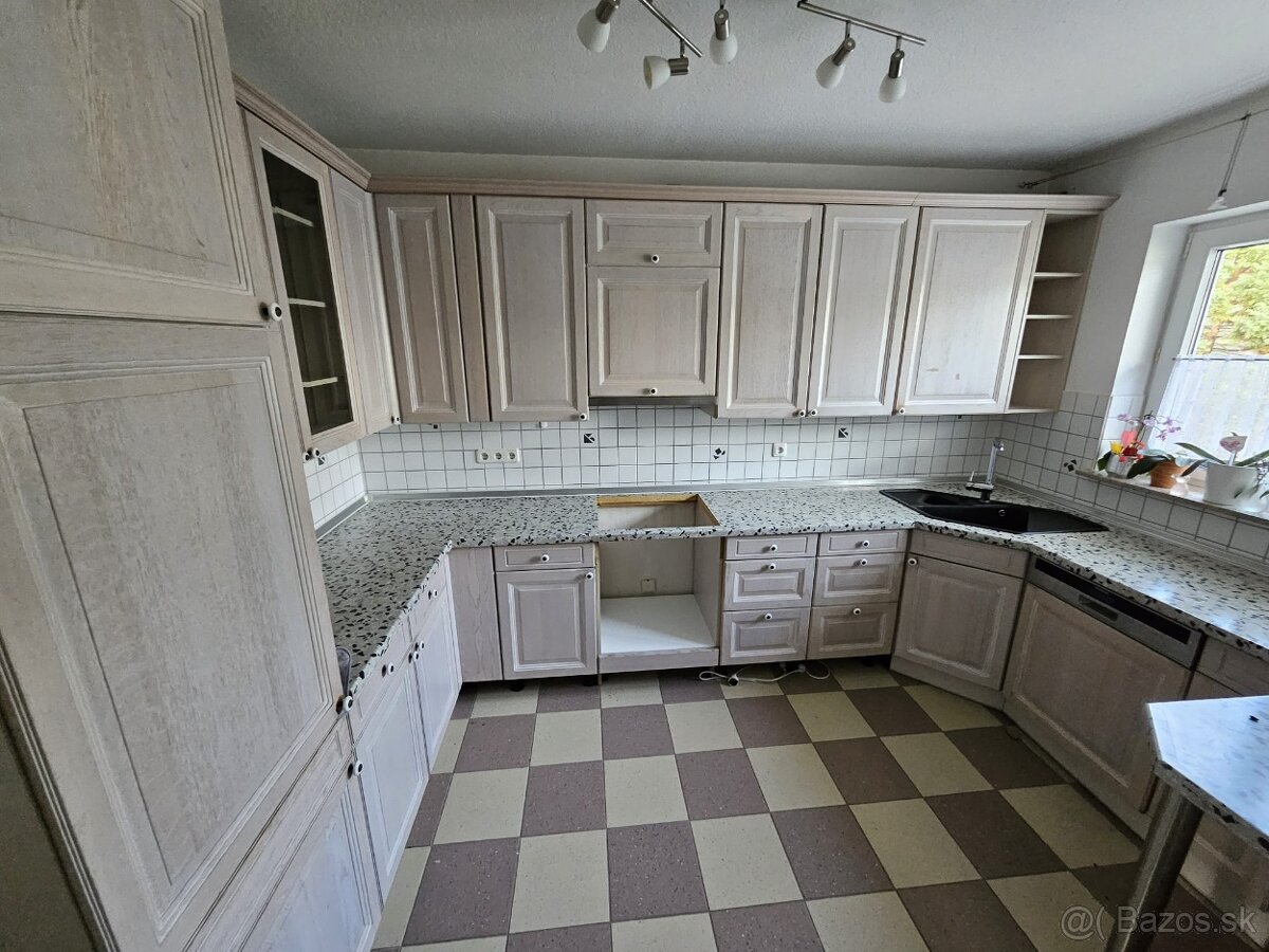 Masívna kuchynská linka z Nemecka so spotrebičmi