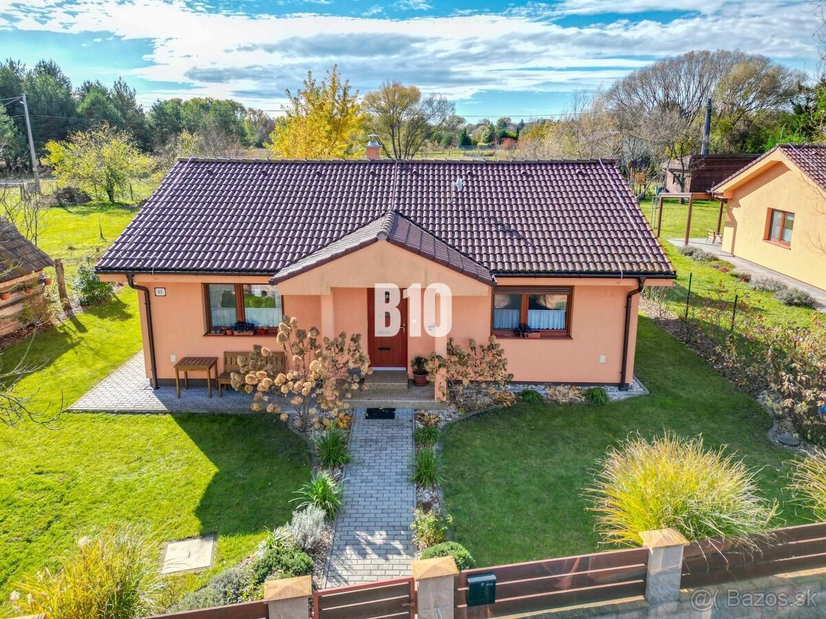 RODINNÝ DOM S ÚŽASNÝM SÚKROMÍM, VEĽKORYSÝM POZEMKOM A MODERN