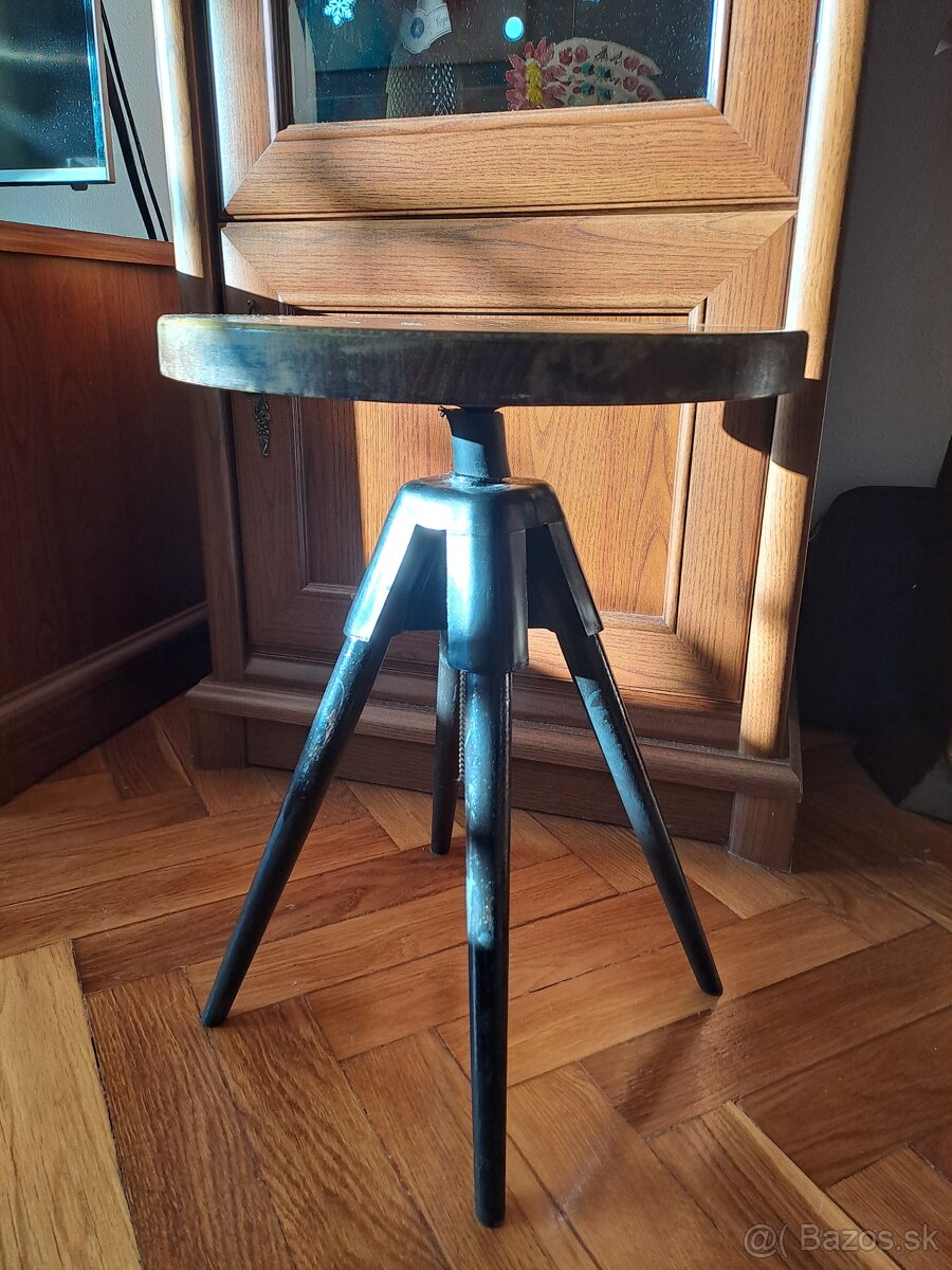 starožitná klavírna stolička