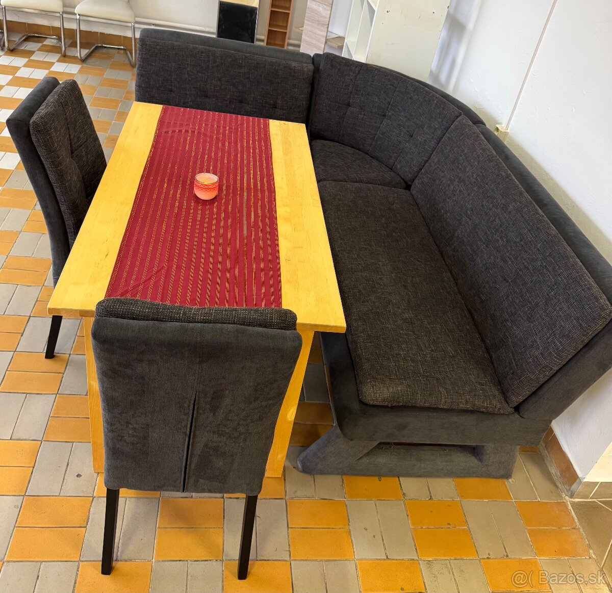 Rohová lavica + stôl + 2 stoličky