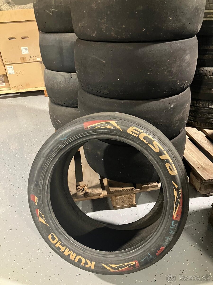 Závodné pneumatiky