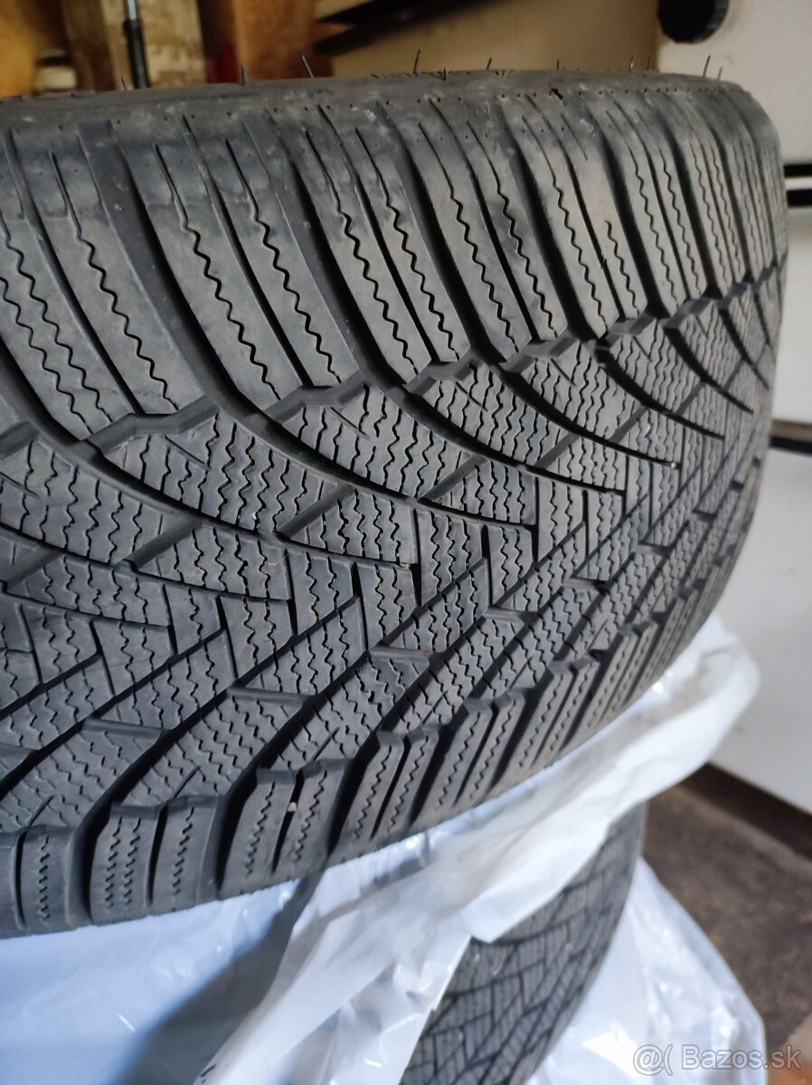 225/40 R19