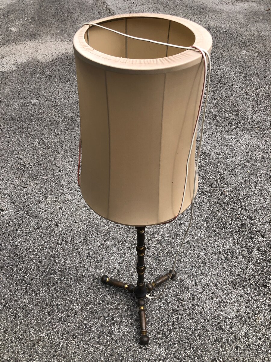 Retro lampa s tienidlom