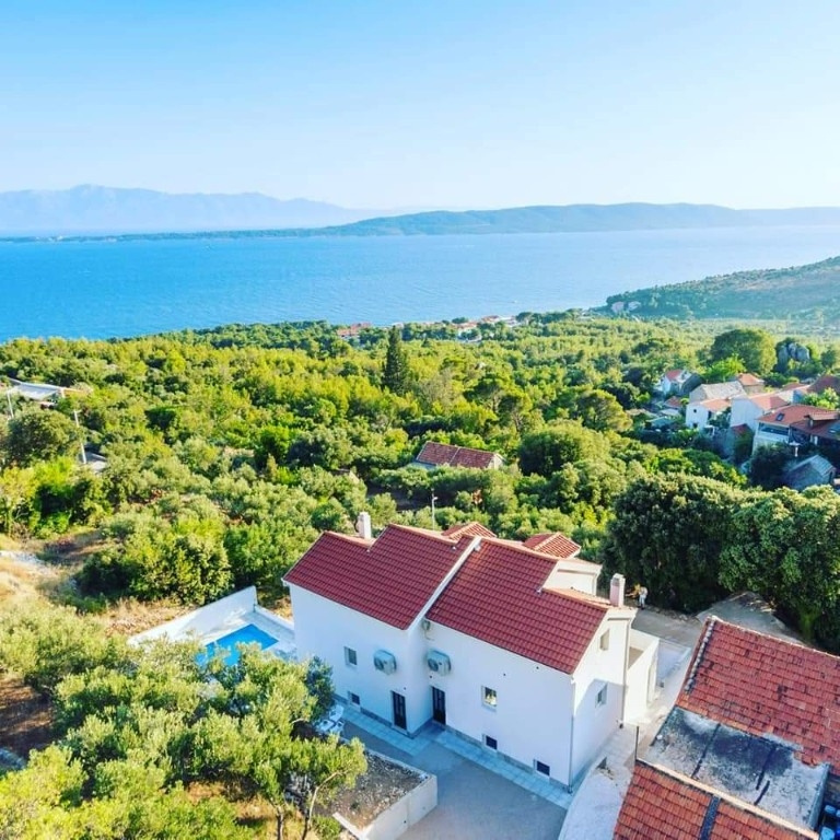 Chorvatsko-Dom s bazénom v Živogošče