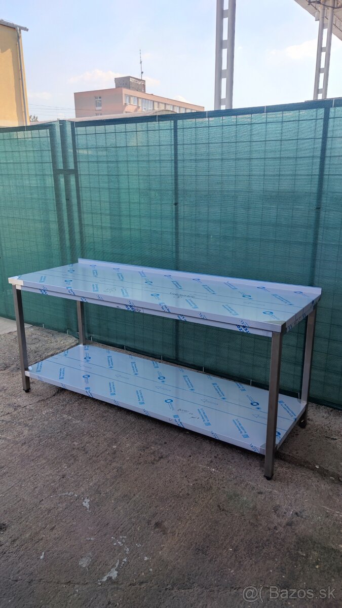 Nerezové pracovné gastro stoly do veľkokuchyne