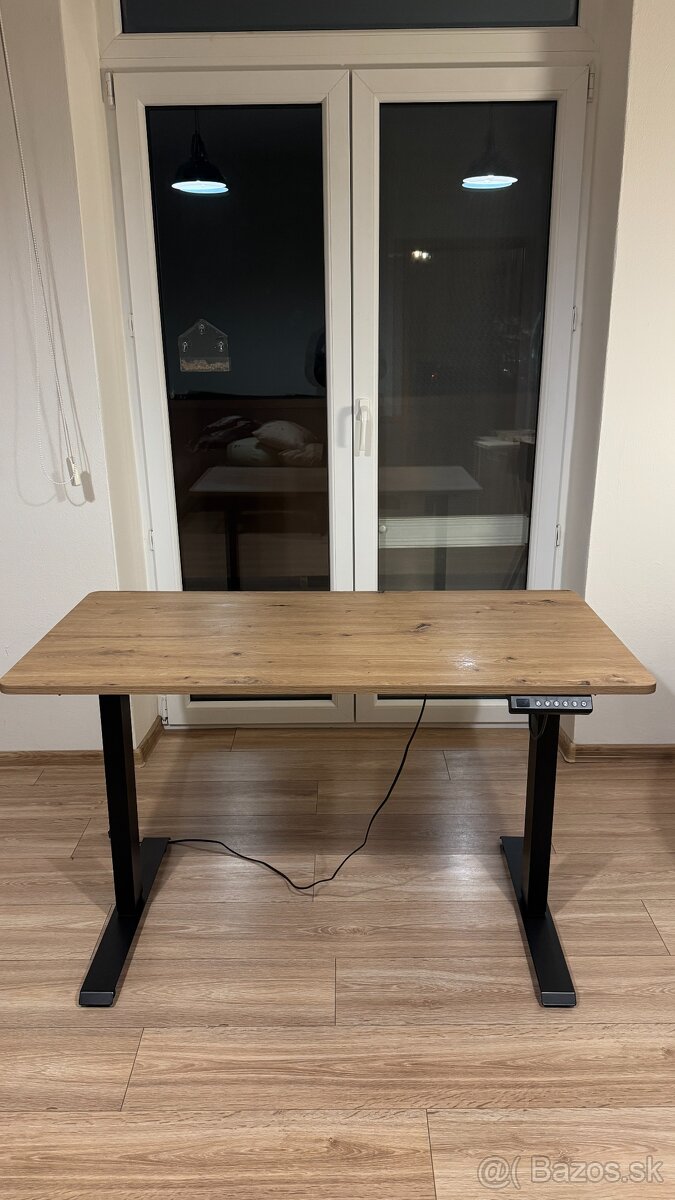 Polohovateľný pracovný stôl