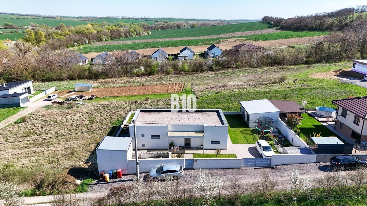 Moderná novostavba s pozemokom 673 m2 v Golianove - nízke me