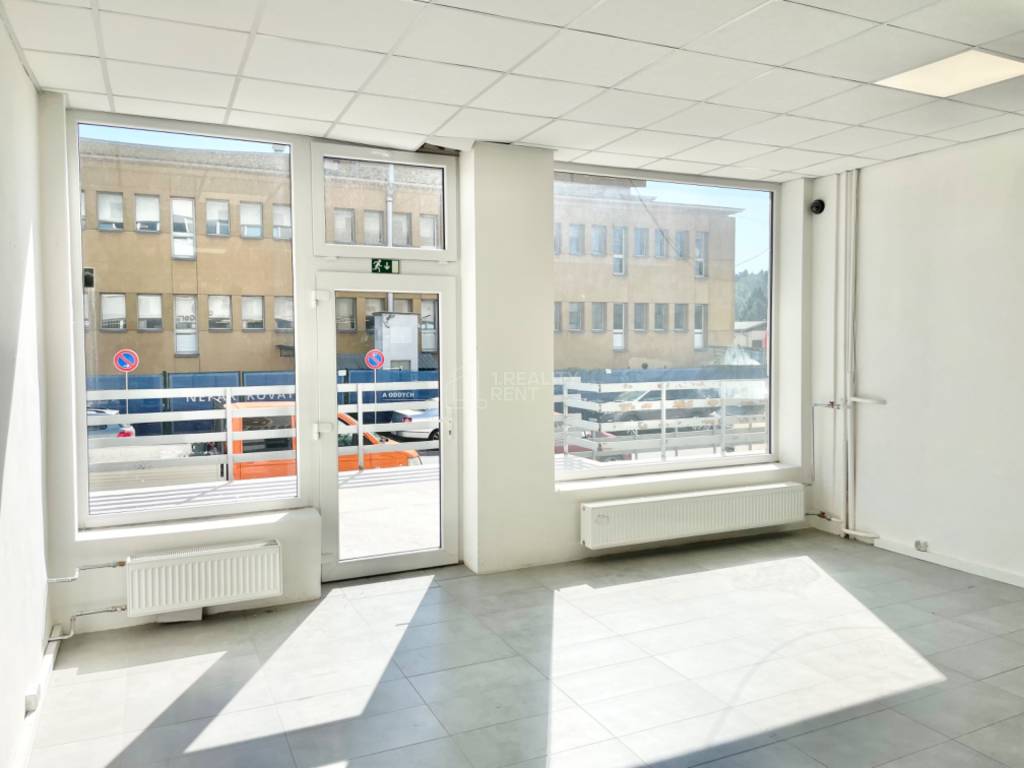 Ponúkame na prenájom obchodné priestory s rozlohou 128 m2 -
