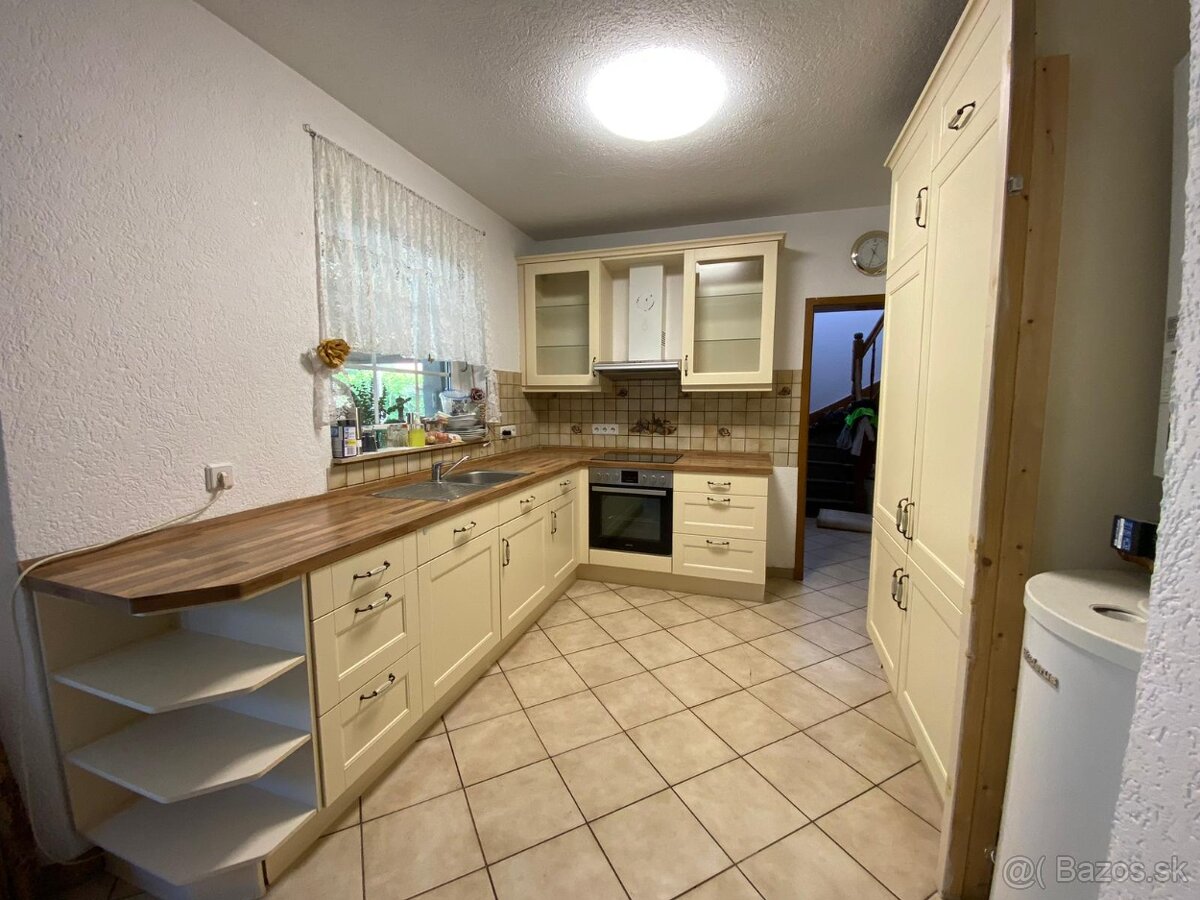 Moderná kuchynská linka so spotrebičmi