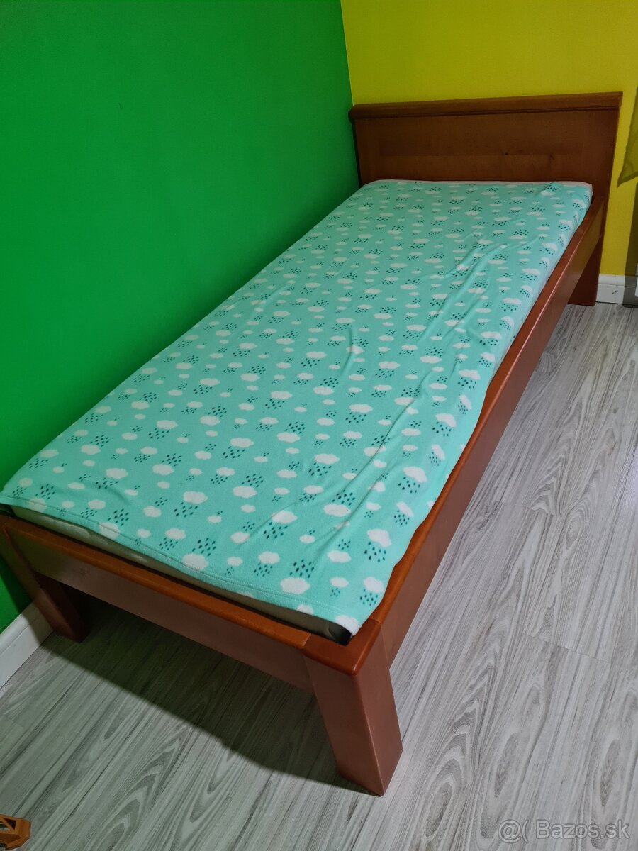 Posteľ z masívu