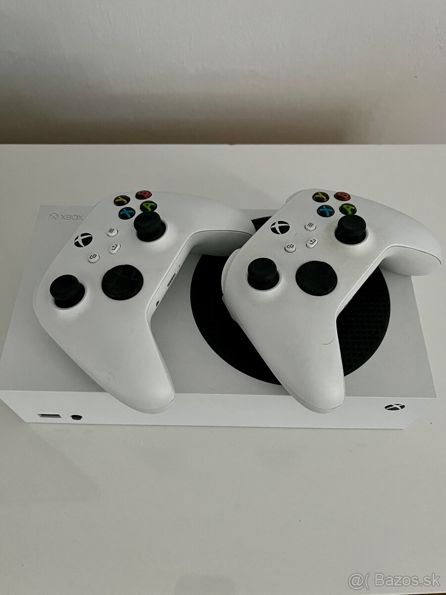 Xbox Series S + 2 Ovládače