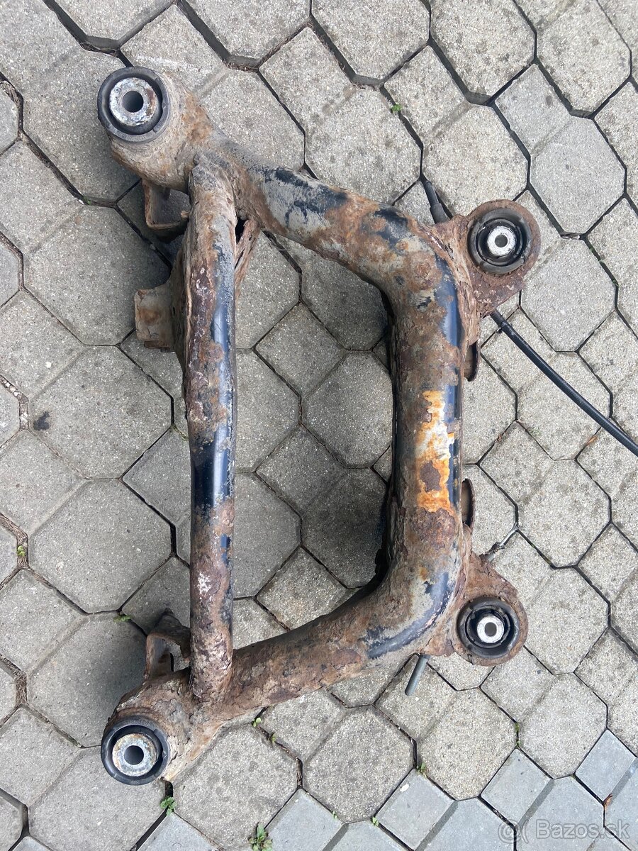 Zadná nápravnica BMW E46