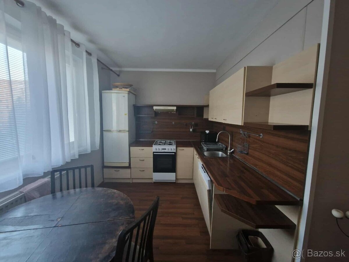 🏡 Prenájom 3-izbového bytu s balkónom – Royova ul. 2