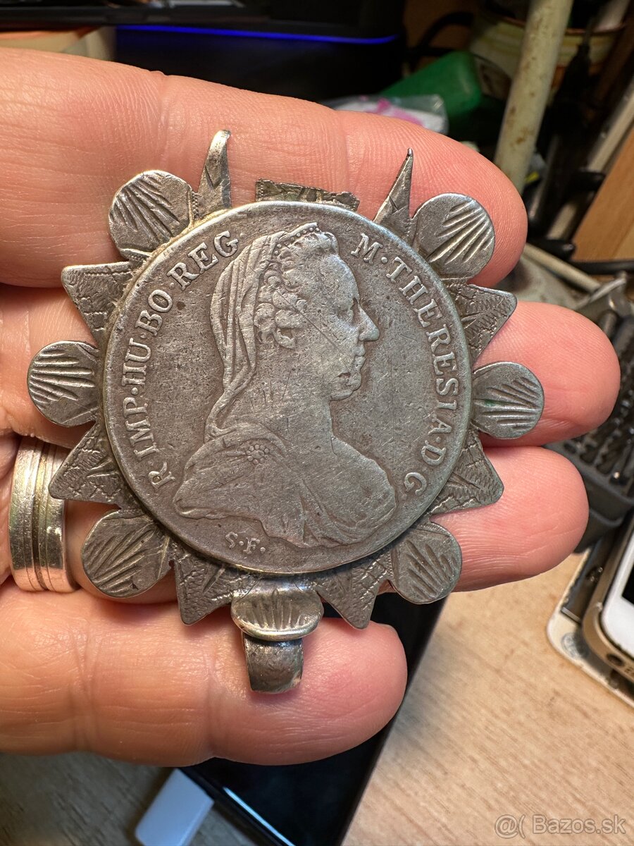 Strieborná minca v prívesku