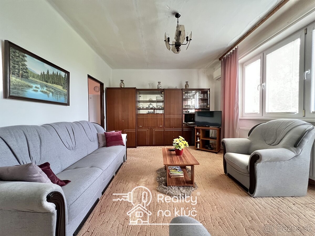 Na predaj zariadený 4-izbový byt s garážou v obci Dubník