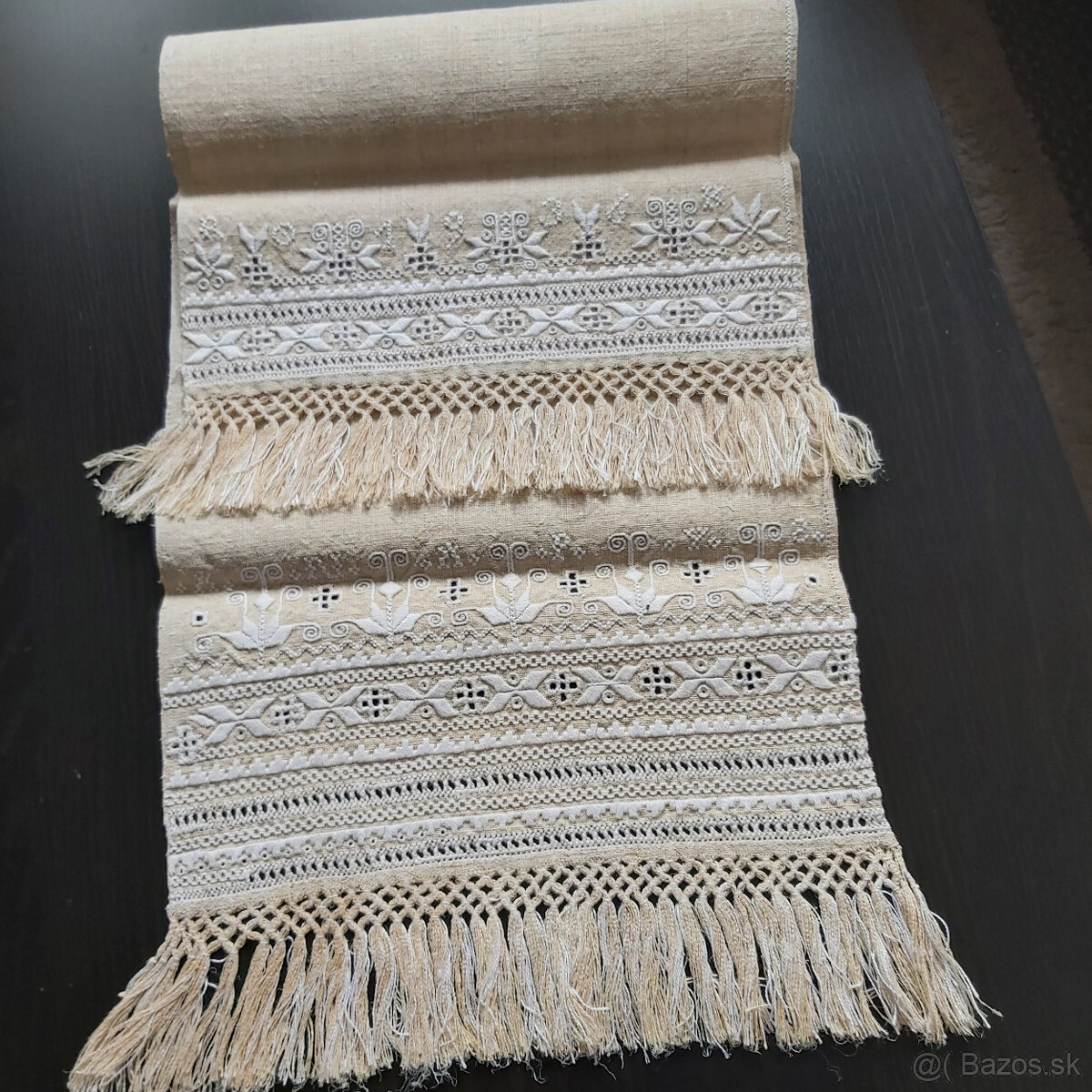 Ozdobné uteráky vyšité na konopnom plátne