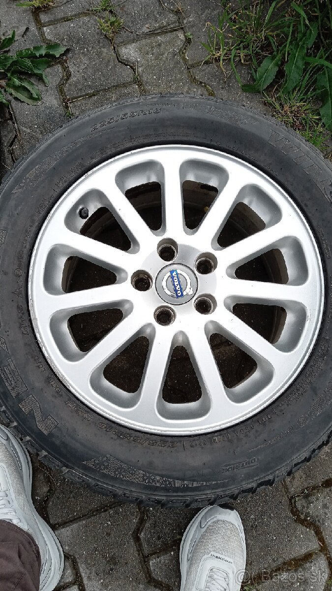 Volvo disky z ľahkej zliatiny obuté na zimných pneumatikách