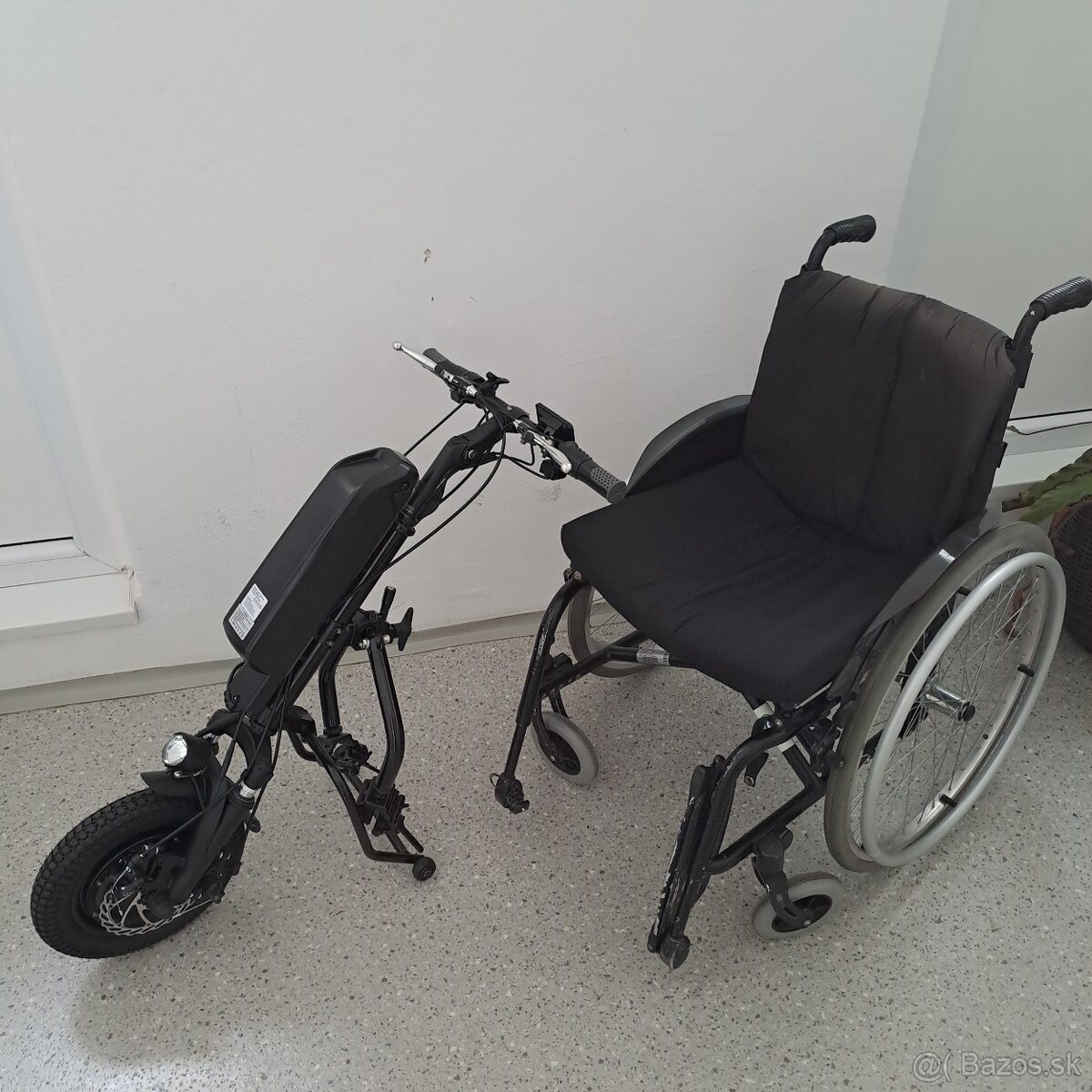 Športový odľahčený vozík pre imobilných s el. motorom