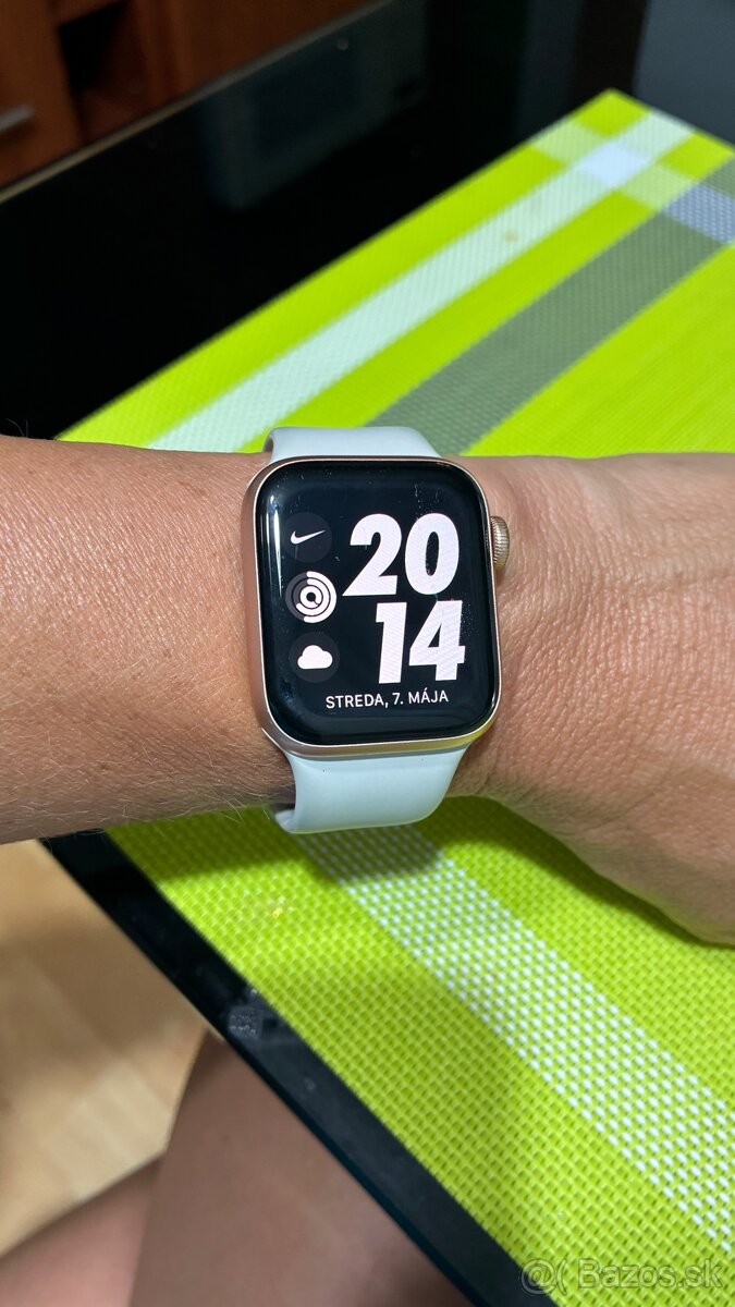 Apple Watch SE rose gold