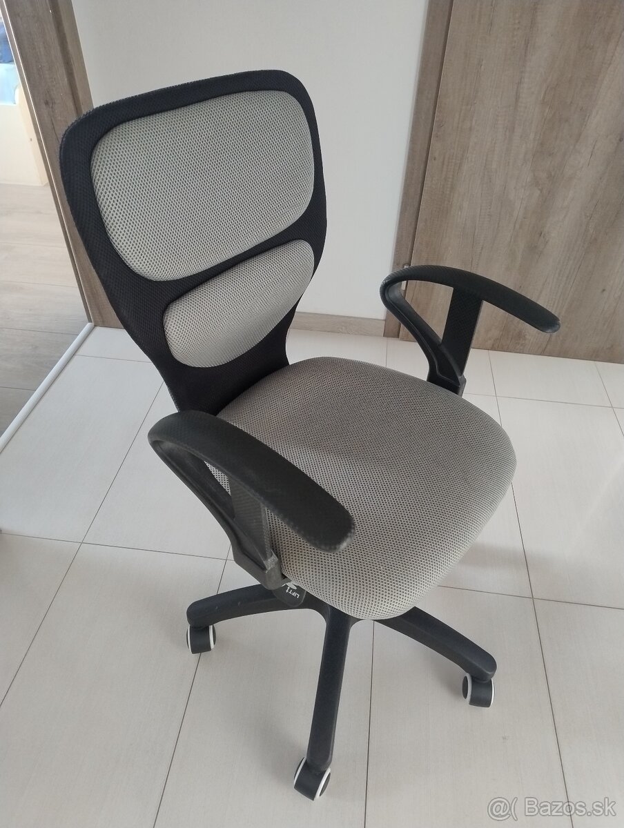detska kancelarska stolicka pod PC