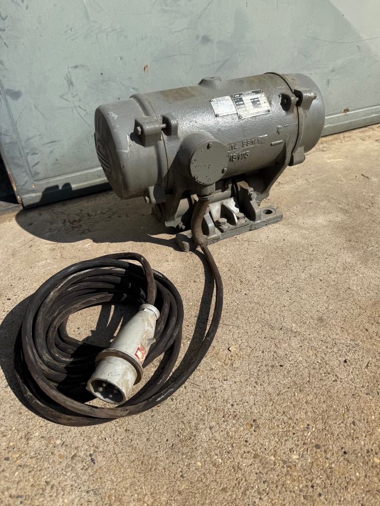 Vybračný elektromotor