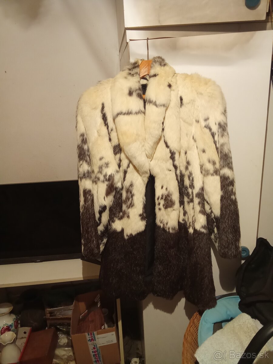 Predám dva dámske kozuchy