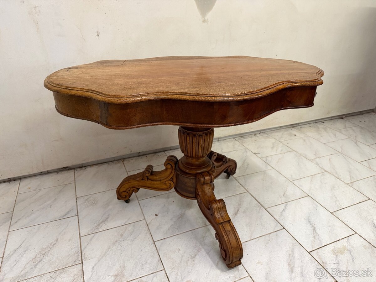 Starožitný elegantní stůl