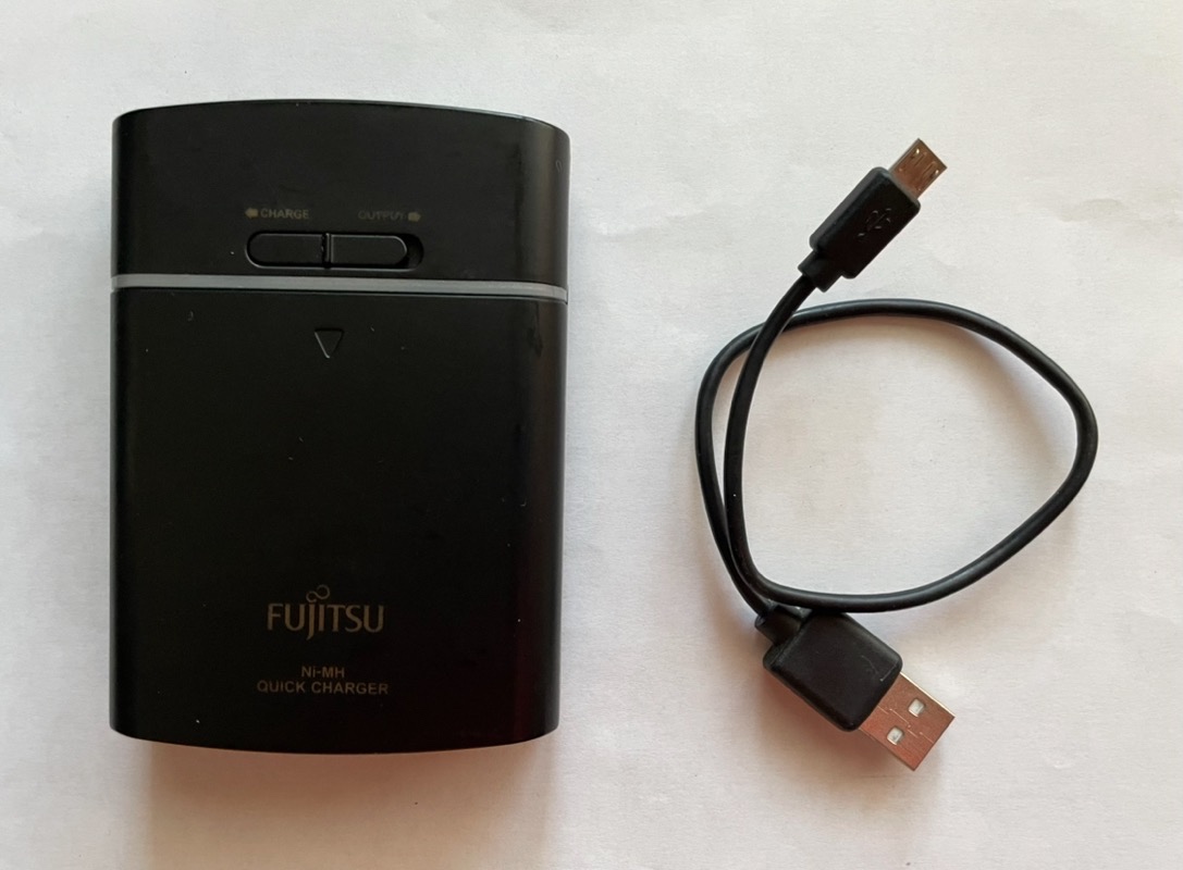 Fujitsu Ni-MH Quick Charger/powerbank