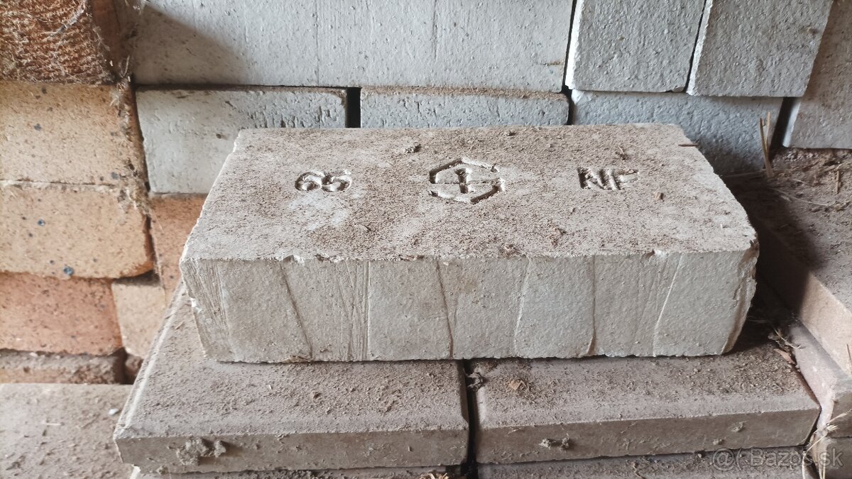 Predám kachľovú pec a šamotové tehly