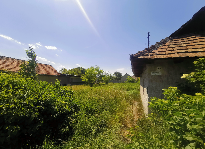 Tornyosnémeti - Stavebný pozemok 800 m2 so starým domom
