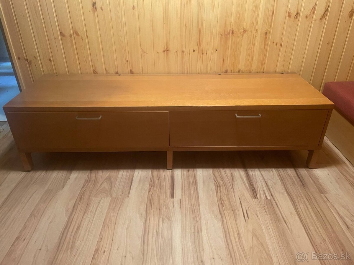 Stolík pod TV