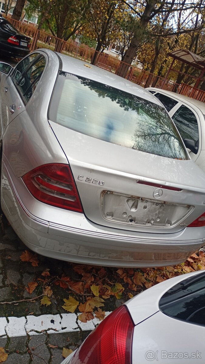 Rozpredám Mercedes c220 rv.2003 2.2diesel