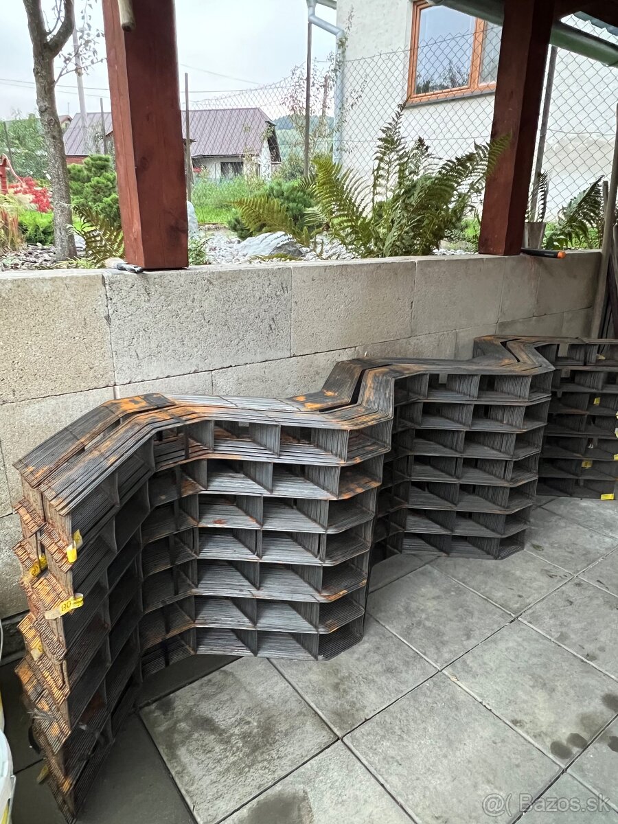 Dištančné kovové pásy